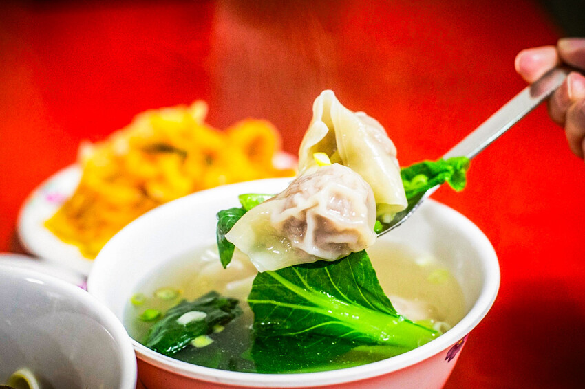 台北市松山區李家良友牛肉麵｜早上賣牛肉，收攤就賣牛肉麵！老饕才知道藏身傳統市場牛肉麵