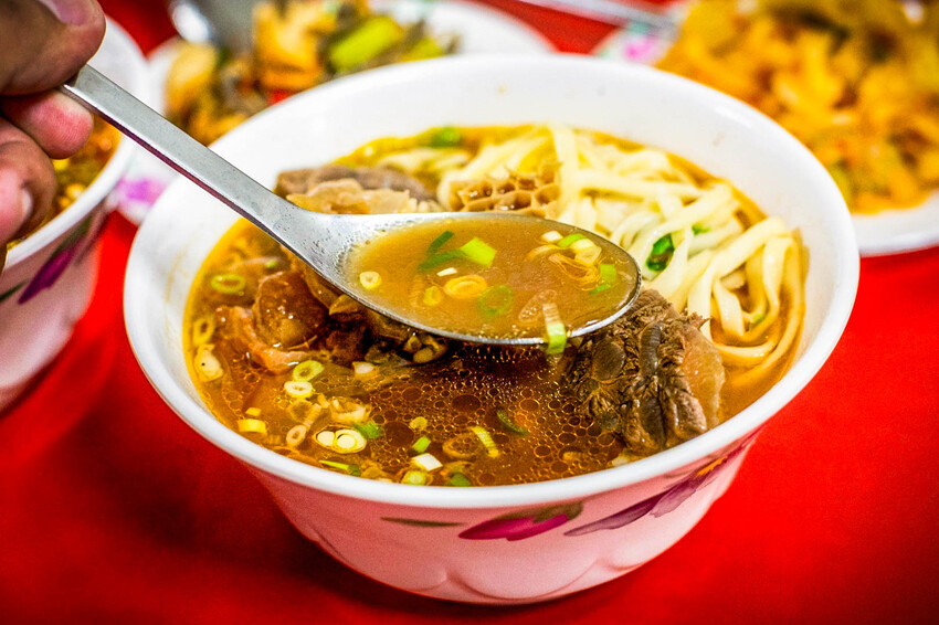 台北市松山區李家良友牛肉麵｜早上賣牛肉，收攤就賣牛肉麵！老饕才知道藏身傳統市場牛肉麵