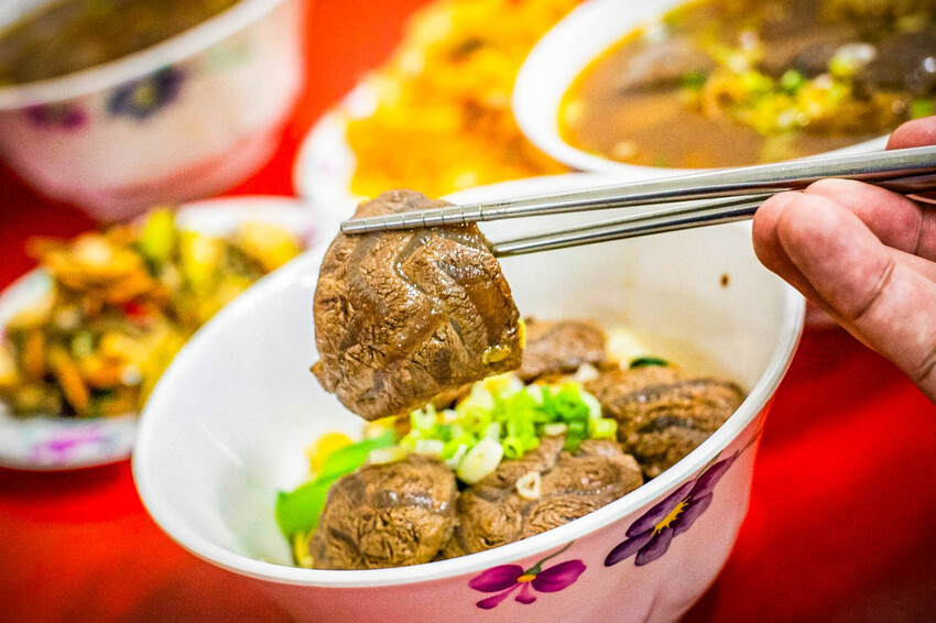 台北市松山區李家良友牛肉麵｜早上賣牛肉，收攤就賣牛肉麵！老饕才知道藏身傳統市場牛肉麵