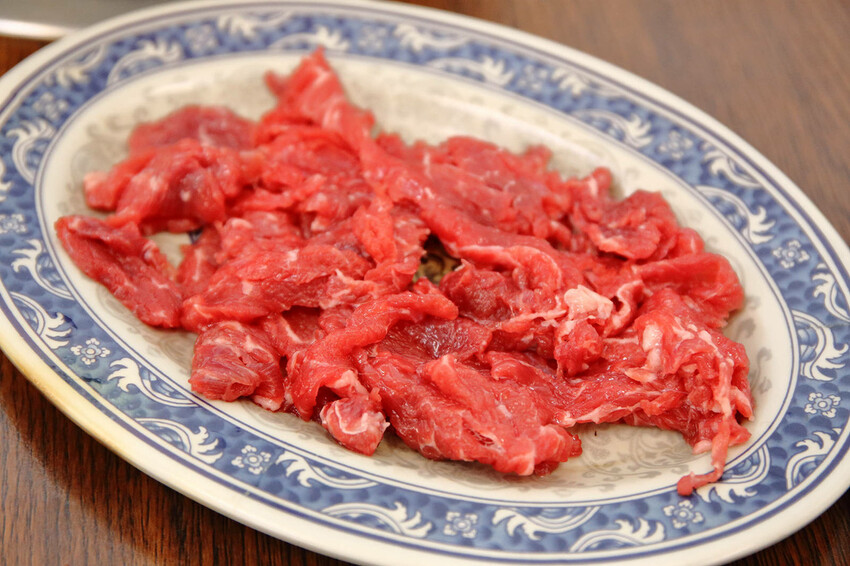 溫體牛肉火鍋台中推薦！牛董牛肉爐每日新鮮手切溫體台灣牛，價格