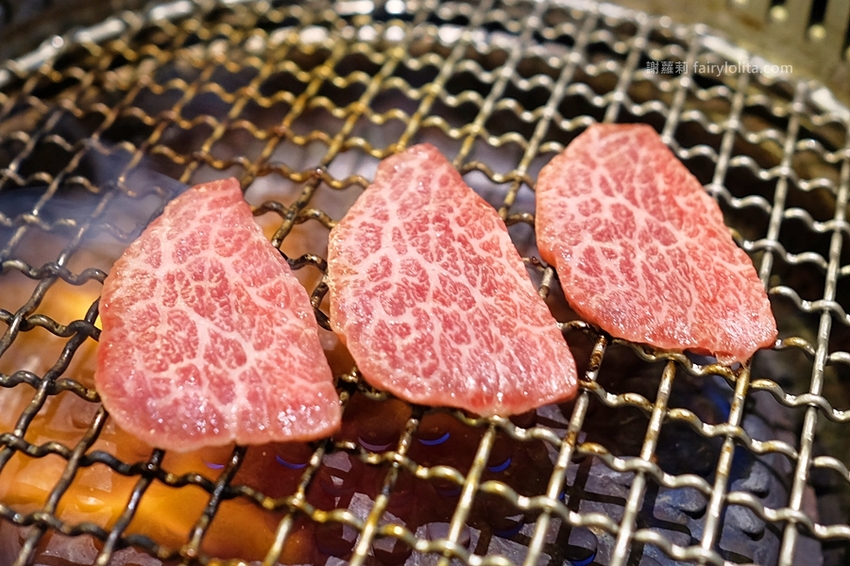 台中美食 | 佐賀野仁 / 日本和牛極緻燒肉放題。全台最狂吃到飽,整頭日本三大和牛「近江牛」讓你吃免驚! @蹦啾♥謝蘿莉 La vie heureuse