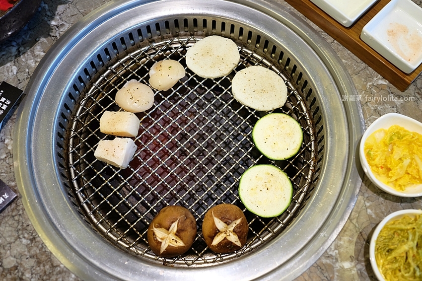 台中美食 | 佐賀野仁 / 日本和牛極緻燒肉放題。全台最狂吃到飽,整頭日本三大和牛「近江牛」讓你吃免驚! @蹦啾♥謝蘿莉 La vie heureuse