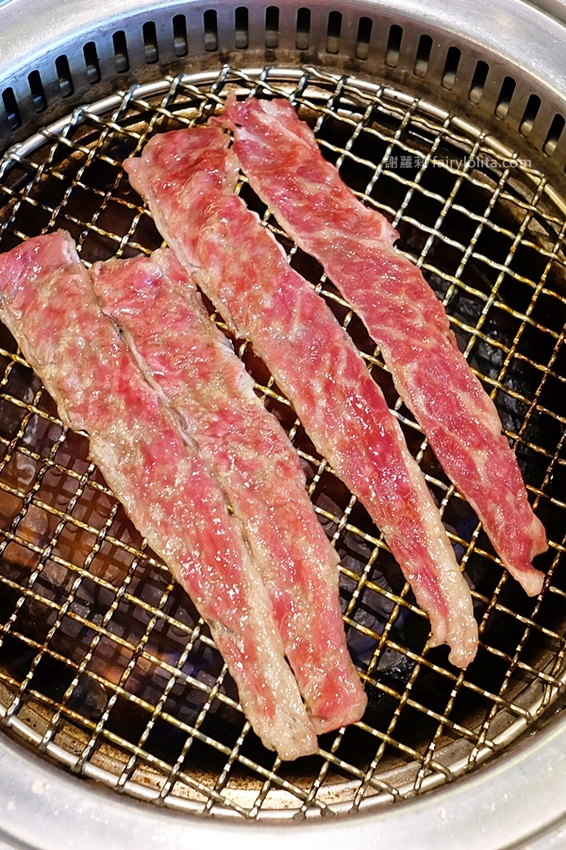 台中美食 | 佐賀野仁 / 日本和牛極緻燒肉放題。全台最狂吃到飽,整頭日本三大和牛「近江牛」讓你吃免驚! @蹦啾♥謝蘿莉 La vie heureuse