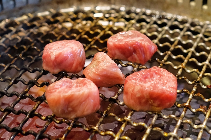 台中美食 | 佐賀野仁 / 日本和牛極緻燒肉放題。全台最狂吃到飽,整頭日本三大和牛「近江牛」讓你吃免驚! @蹦啾♥謝蘿莉 La vie heureuse