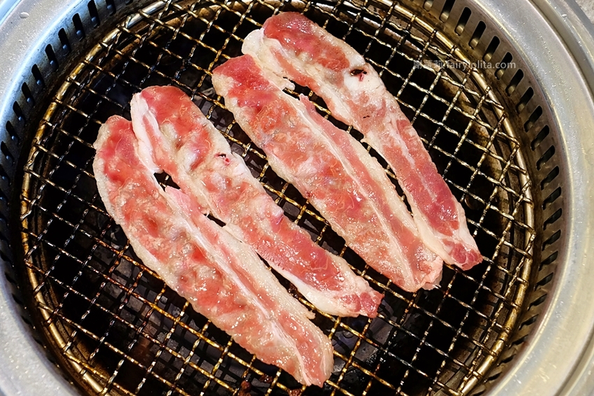 台中美食 | 佐賀野仁 / 日本和牛極緻燒肉放題。全台最狂吃到飽,整頭日本三大和牛「近江牛」讓你吃免驚! @蹦啾♥謝蘿莉 La vie heureuse