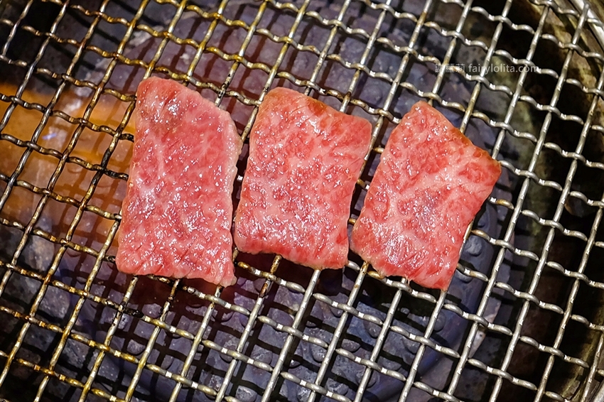 台中美食 | 佐賀野仁 / 日本和牛極緻燒肉放題。全台最狂吃到飽,整頭日本三大和牛「近江牛」讓你吃免驚! @蹦啾♥謝蘿莉 La vie heureuse