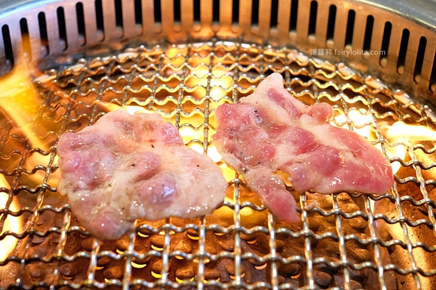 台中美食 | 佐賀野仁 / 日本和牛極緻燒肉放題。全台最狂吃到飽,整頭日本三大和牛「近江牛」讓你吃免驚! @蹦啾♥謝蘿莉 La vie heureuse