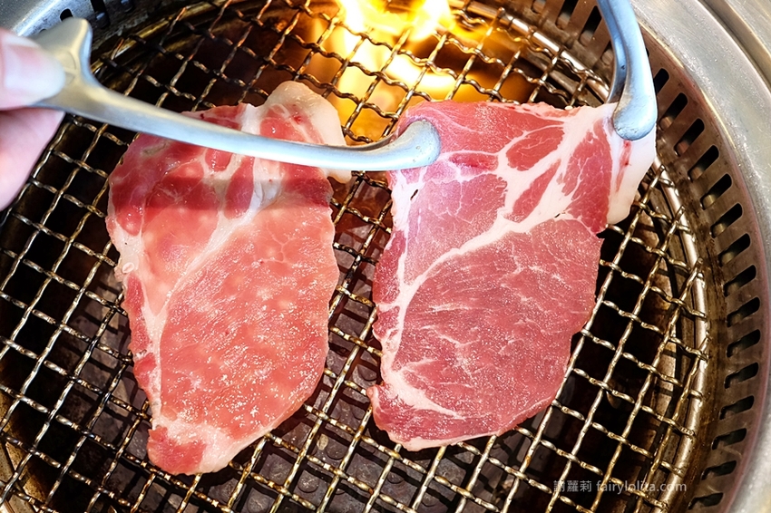 台中美食 | 佐賀野仁 / 日本和牛極緻燒肉放題。全台最狂吃到飽,整頭日本三大和牛「近江牛」讓你吃免驚! @蹦啾♥謝蘿莉 La vie heureuse