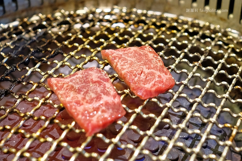 台中美食 | 佐賀野仁 / 日本和牛極緻燒肉放題。全台最狂吃到飽,整頭日本三大和牛「近江牛」讓你吃免驚! @蹦啾♥謝蘿莉 La vie heureuse