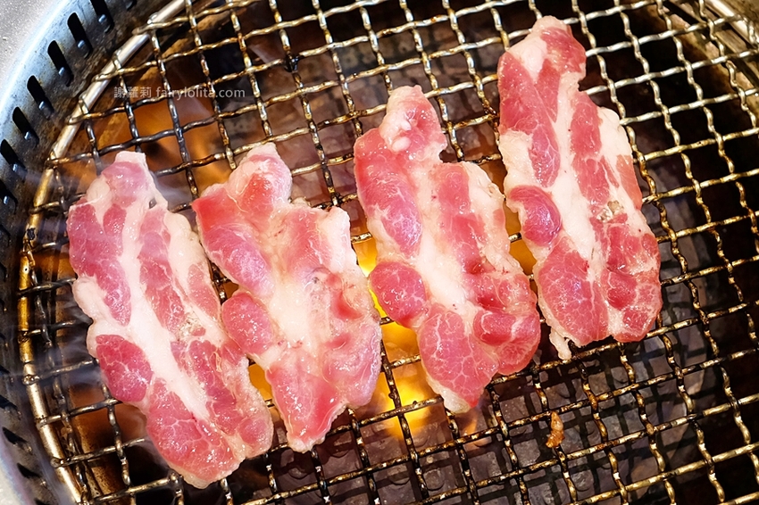 台中美食 | 佐賀野仁 / 日本和牛極緻燒肉放題。全台最狂吃到飽,整頭日本三大和牛「近江牛」讓你吃免驚! @蹦啾♥謝蘿莉 La vie heureuse