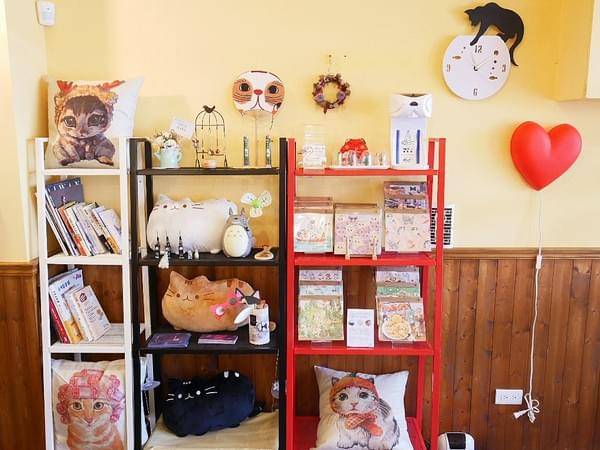 貓奴小姐：貓奴小姐-北投貓咪咖啡廳  店內滿滿貓咪元素  還有三隻可愛的店貓坐陪  待一整個下午都不成問題