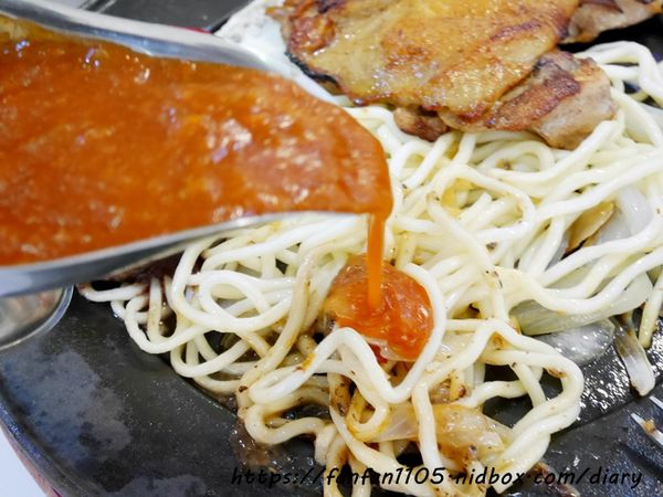 【淡水美食】7盎司牛排 附沙拉吧湯麵包小菜飲料冰淇淋 無限享用 #平價牛排 #高CP值 (27).JPG