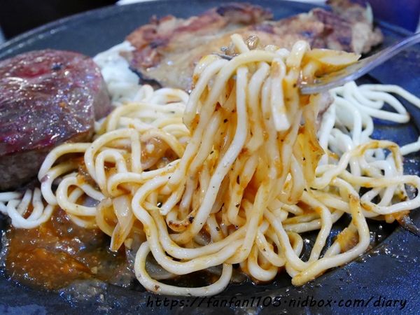 【淡水美食】7盎司牛排 附沙拉吧湯麵包小菜飲料冰淇淋 無限享用 #平價牛排 #高CP值 (28).JPG