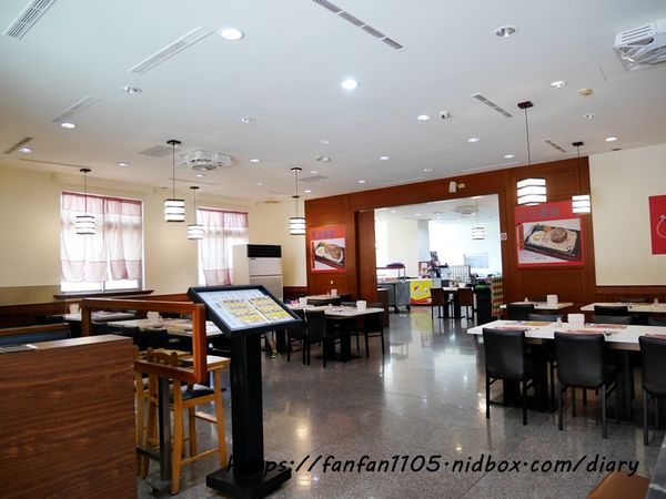 【淡水美食】7盎司牛排 附沙拉吧湯麵包小菜飲料冰淇淋 無限享用 #平價牛排 #高CP值 (9).JPG