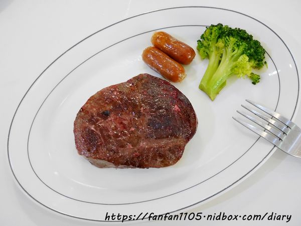 【淡水美食】7盎司牛排 附沙拉吧湯麵包小菜飲料冰淇淋 無限享用 #平價牛排 #高CP值 (32).JPG