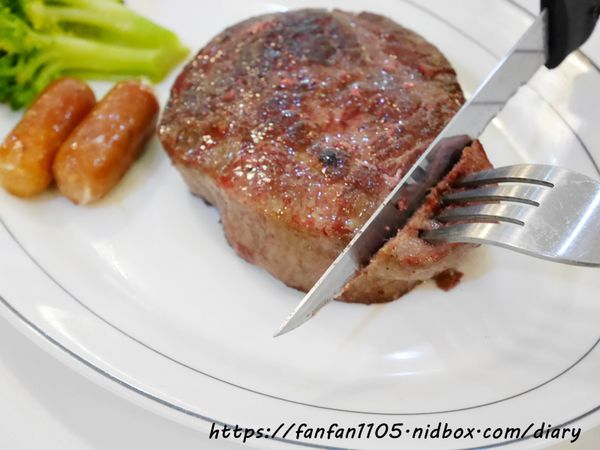 【淡水美食】7盎司牛排 附沙拉吧湯麵包小菜飲料冰淇淋 無限享用 #平價牛排 #高CP值 (33).JPG