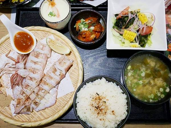 合禾町日式料理:合禾町日式料理-台中沙鹿隱密夯店 超平價定食丼飯 連食尚玩家都曾拜訪 雖然不顯眼但人潮絡繹不絕 餐點更是高水準 高CP到不行