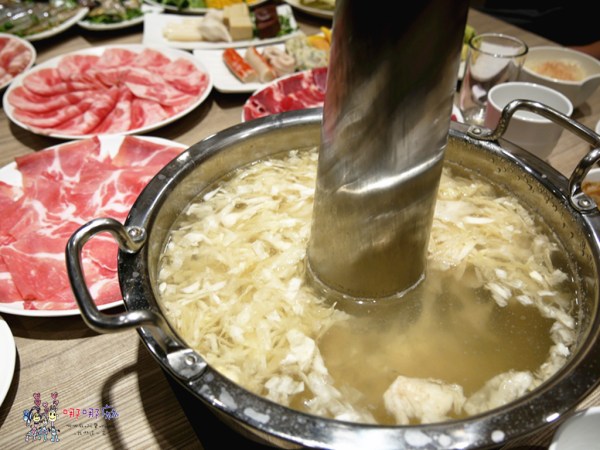 桃園美食,酸菜白肉鍋,吃到飽,火鍋,五花肉,包廂,林口美食,平價吃到飽