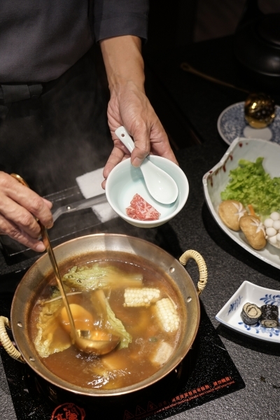 跳躍的宅男 - [台北大安區美食]蘭亭和牛極緻鍋-職人桌邊服務 品嚐日本A5黑毛和牛海鮮頂級滋味