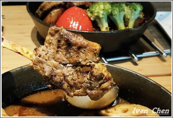 銀兔湯咖哩(信義店)：《台北松菸咖哩》隴藏在松菸的健康美味湯咖哩\時尚舒適用餐環境\逛松菸不要錯過的餐廳-『銀兔湯咖哩-信義店』