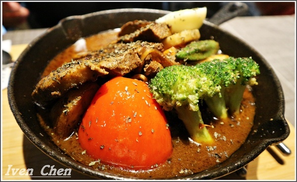 銀兔湯咖哩(信義店)：《台北松菸咖哩》隴藏在松菸的健康美味湯咖哩\時尚舒適用餐環境\逛松菸不要錯過的餐廳-『銀兔湯咖哩-信義店』