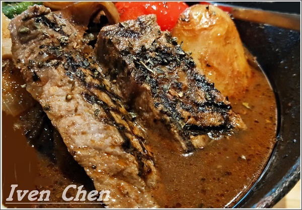 銀兔湯咖哩(信義店)：《台北松菸咖哩》隴藏在松菸的健康美味湯咖哩\時尚舒適用餐環境\逛松菸不要錯過的餐廳-『銀兔湯咖哩-信義店』