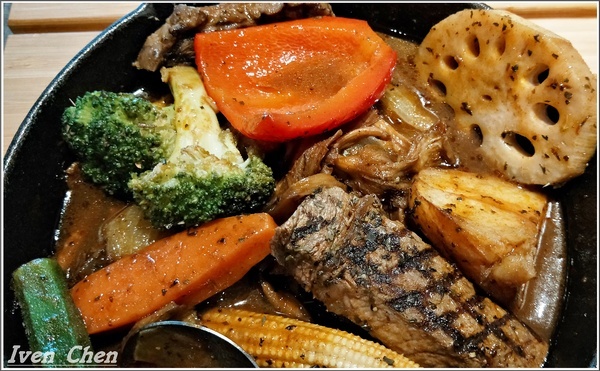 銀兔湯咖哩(信義店)：《台北松菸咖哩》隴藏在松菸的健康美味湯咖哩\時尚舒適用餐環境\逛松菸不要錯過的餐廳-『銀兔湯咖哩-信義店』