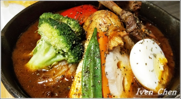 銀兔湯咖哩(信義店)：《台北松菸咖哩》隴藏在松菸的健康美味湯咖哩\時尚舒適用餐環境\逛松菸不要錯過的餐廳-『銀兔湯咖哩-信義店』