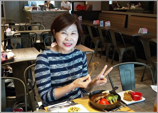 銀兔湯咖哩(信義店)：《台北松菸咖哩》隴藏在松菸的健康美味湯咖哩\時尚舒適用餐環境\逛松菸不要錯過的餐廳-『銀兔湯咖哩-信義店』