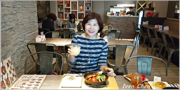 銀兔湯咖哩(信義店)：《台北松菸咖哩》隴藏在松菸的健康美味湯咖哩\時尚舒適用餐環境\逛松菸不要錯過的餐廳-『銀兔湯咖哩-信義店』