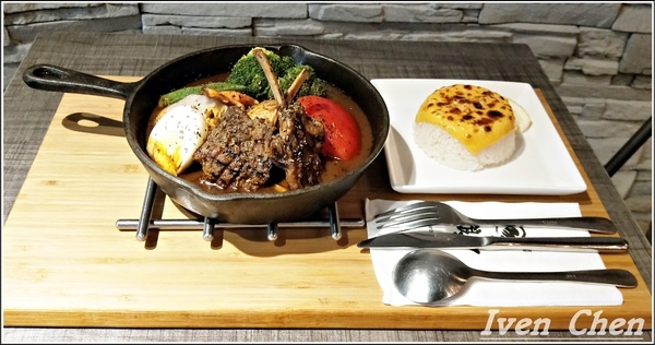 銀兔湯咖哩(信義店)：《台北松菸咖哩》隴藏在松菸的健康美味湯咖哩\時尚舒適用餐環境\逛松菸不要錯過的餐廳-『銀兔湯咖哩-信義店』