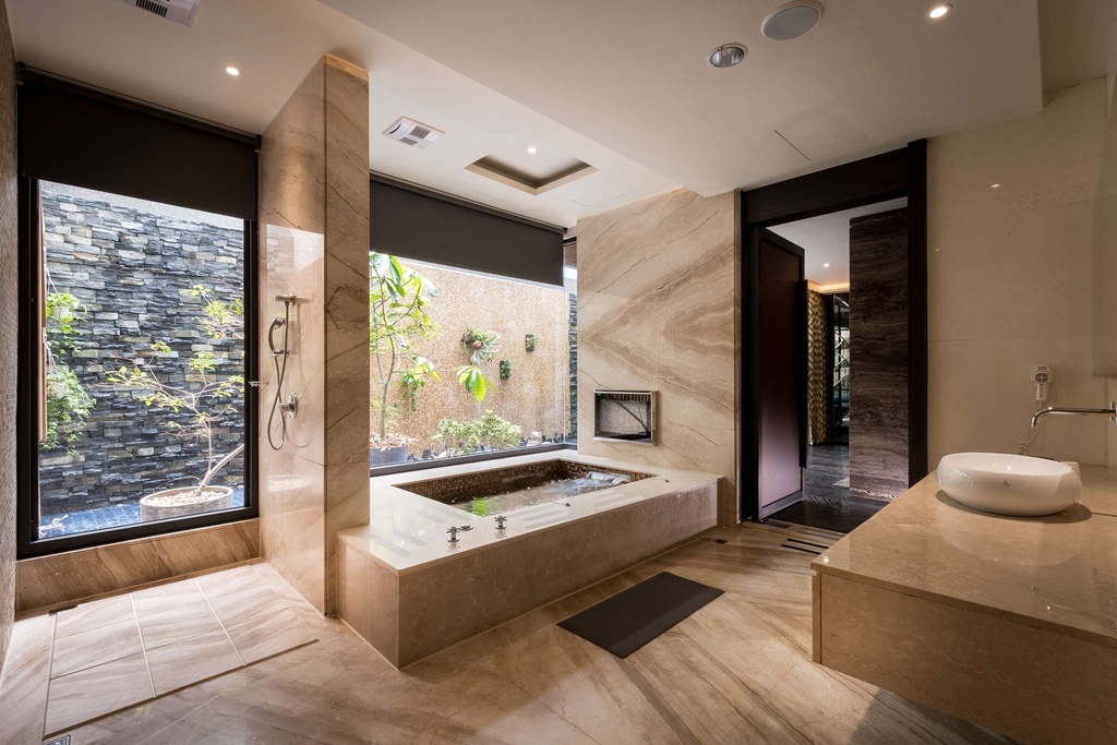 35193502_395559214259107_5436024451667853312_n (1).jpg