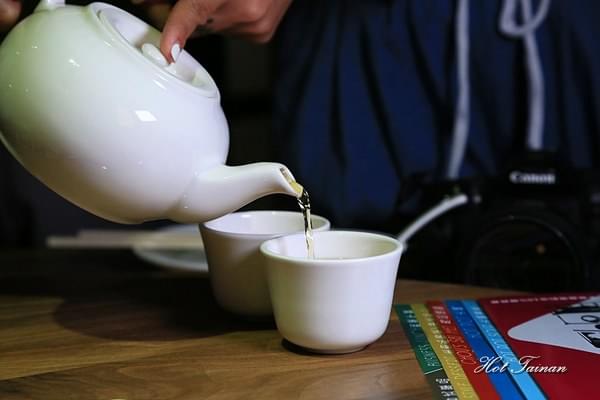 周記港食:【台南美食】港式火鍋開賣!燒臘商業午餐平日限定開賣,市政府週邊美食:周記港食