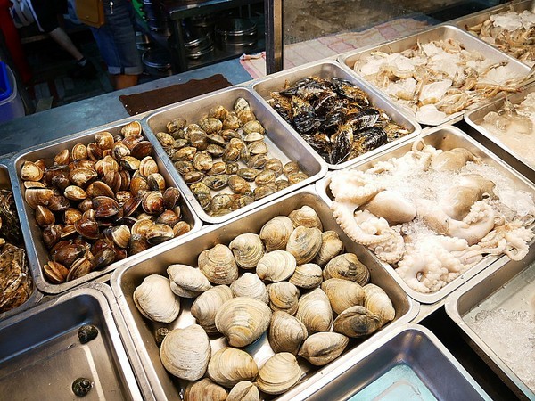 二月牌沙茶爐：二月牌沙茶爐臺南創始店-台灣近年掀起海鮮蒸籠爭霸戰  靜香首推台南海鮮塔  靠海食材最新鮮  搭配店家手作火鍋料大滿足