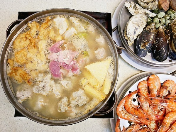 二月牌沙茶爐：二月牌沙茶爐臺南創始店-台灣近年掀起海鮮蒸籠爭霸戰  靜香首推台南海鮮塔  靠海食材最新鮮  搭配店家手作火鍋料大滿足