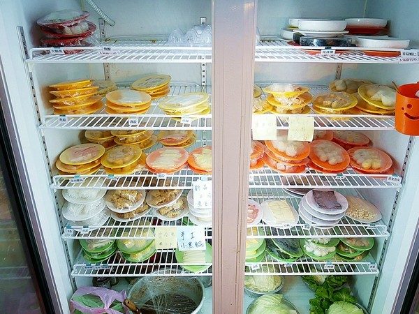 二月牌沙茶爐：二月牌沙茶爐臺南創始店-台灣近年掀起海鮮蒸籠爭霸戰  靜香首推台南海鮮塔  靠海食材最新鮮  搭配店家手作火鍋料大滿足