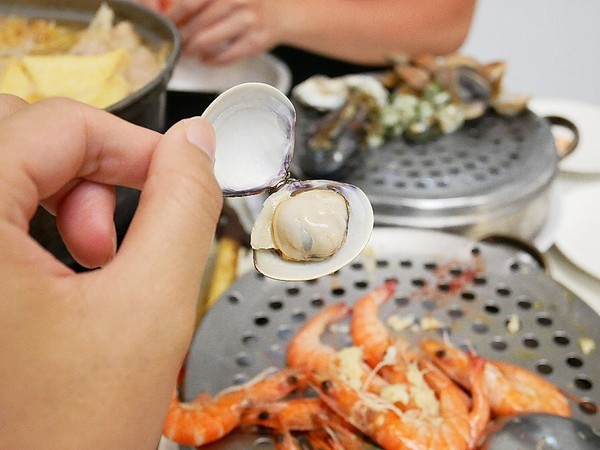 二月牌沙茶爐：二月牌沙茶爐臺南創始店-台灣近年掀起海鮮蒸籠爭霸戰  靜香首推台南海鮮塔  靠海食材最新鮮  搭配店家手作火鍋料大滿足