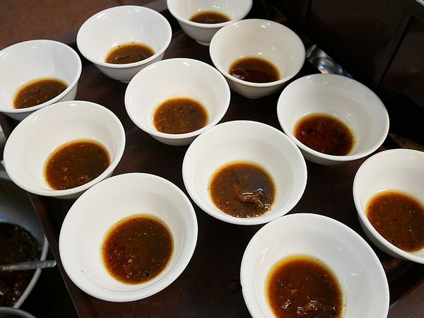 二月牌沙茶爐：二月牌沙茶爐臺南創始店-台灣近年掀起海鮮蒸籠爭霸戰  靜香首推台南海鮮塔  靠海食材最新鮮  搭配店家手作火鍋料大滿足