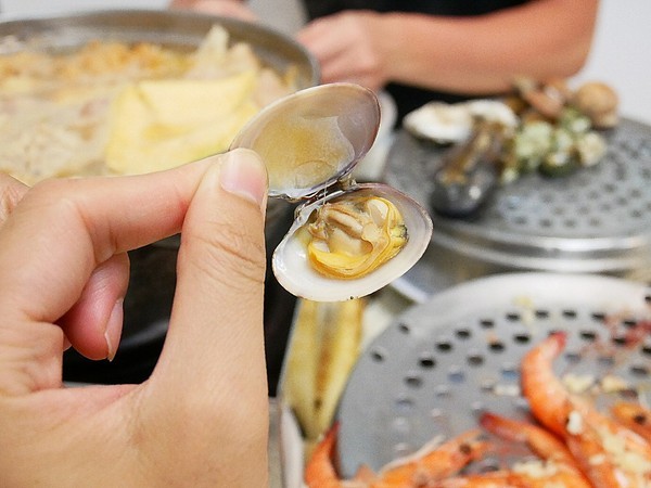 二月牌沙茶爐：二月牌沙茶爐臺南創始店-台灣近年掀起海鮮蒸籠爭霸戰  靜香首推台南海鮮塔  靠海食材最新鮮  搭配店家手作火鍋料大滿足