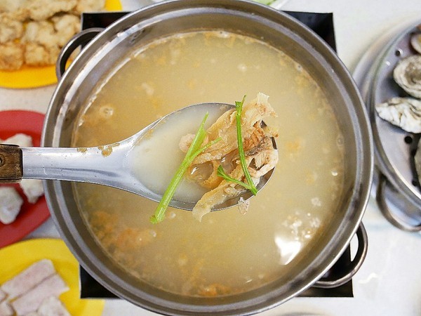 二月牌沙茶爐：二月牌沙茶爐臺南創始店-台灣近年掀起海鮮蒸籠爭霸戰  靜香首推台南海鮮塔  靠海食材最新鮮  搭配店家手作火鍋料大滿足