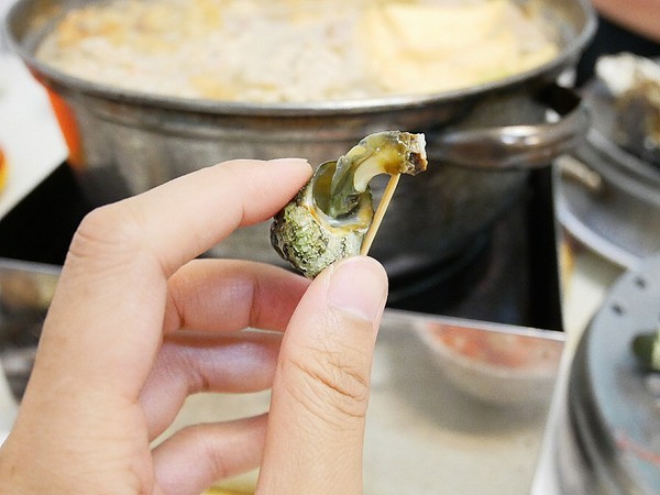 二月牌沙茶爐：二月牌沙茶爐臺南創始店-台灣近年掀起海鮮蒸籠爭霸戰  靜香首推台南海鮮塔  靠海食材最新鮮  搭配店家手作火鍋料大滿足