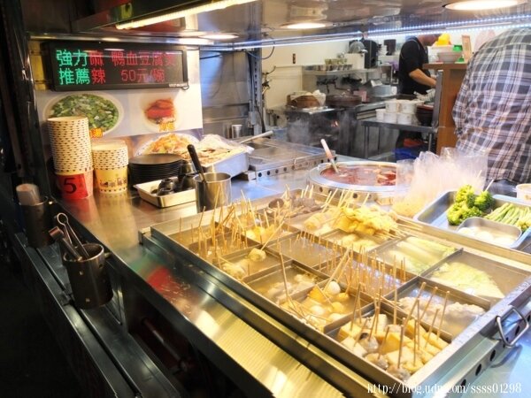 高雄美食推薦【成記餐車】二訪美味！新店面有內用座位 嚐鮮炒米粉、麻辣鴨血豆腐煲 路竹必吃關東煮