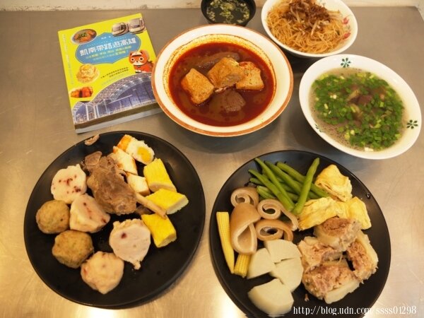 高雄美食推薦【成記餐車】二訪美味！新店面有內用座位 嚐鮮炒米粉、麻辣鴨血豆腐煲 路竹必吃關東煮