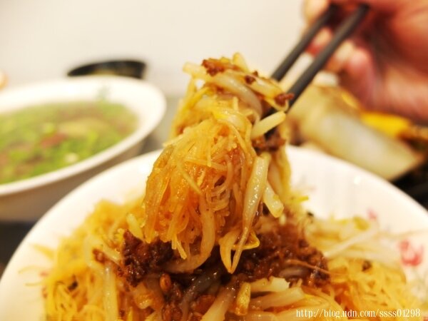 高雄美食推薦【成記餐車】二訪美味！新店面有內用座位 嚐鮮炒米粉、麻辣鴨血豆腐煲 路竹必吃關東煮