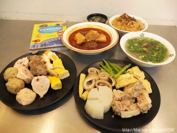 高雄美食推薦【成記餐車】二訪美味！新店面有內用座位 嚐鮮炒米粉、麻辣鴨血豆腐煲 路竹必吃關東煮