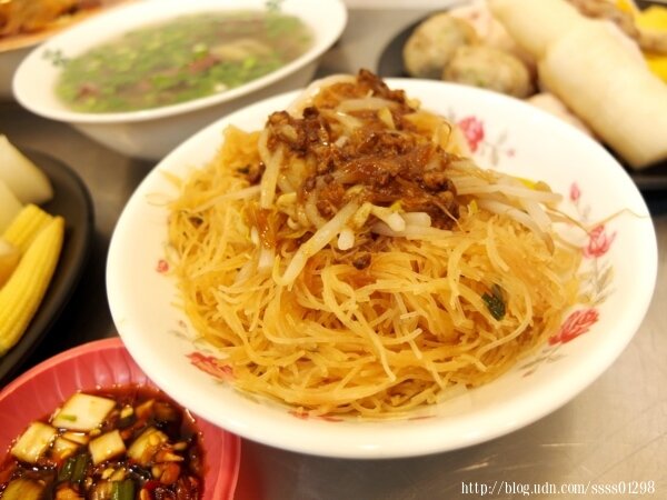 高雄美食推薦【成記餐車】二訪美味！新店面有內用座位 嚐鮮炒米粉、麻辣鴨血豆腐煲 路竹必吃關東煮