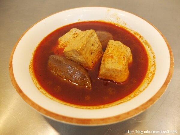 高雄美食推薦【成記餐車】二訪美味！新店面有內用座位 嚐鮮炒米粉、麻辣鴨血豆腐煲 路竹必吃關東煮