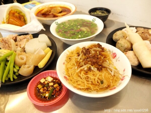 高雄美食推薦【成記餐車】二訪美味！新店面有內用座位 嚐鮮炒米粉、麻辣鴨血豆腐煲 路竹必吃關東煮