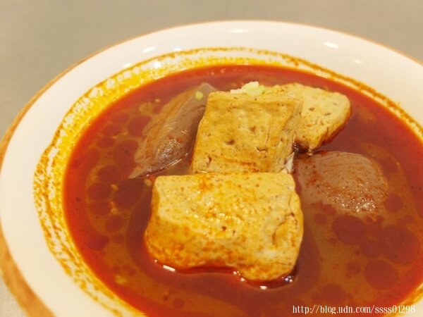 高雄美食推薦【成記餐車】二訪美味！新店面有內用座位 嚐鮮炒米粉、麻辣鴨血豆腐煲 路竹必吃關東煮