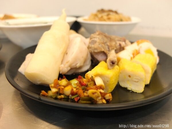 高雄美食推薦【成記餐車】二訪美味！新店面有內用座位 嚐鮮炒米粉、麻辣鴨血豆腐煲 路竹必吃關東煮